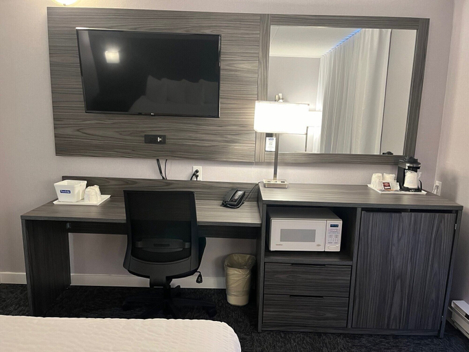 Bathroom 4, Travelodge by Wyndham Ottawa East, Ottawa