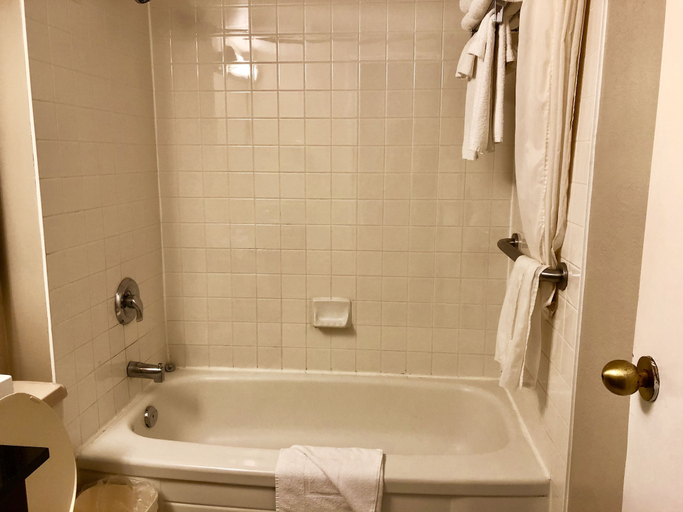 Bathroom 4, Travelodge by Wyndham Ottawa East, Ottawa