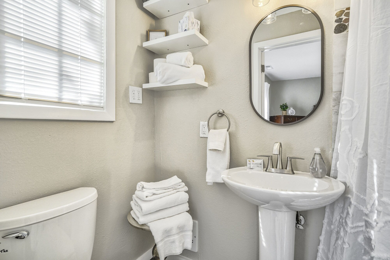 Bathroom 3, Pete's Place, Teller