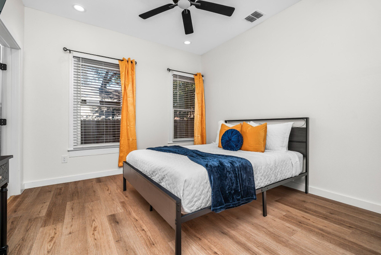 Bedroom 2, Bold Bright 4br/3.5full Baths Near Riverwalk Dtown, Bexar
