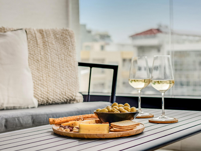 Food & Drinks, Sanders Premier - Lovely 2 bdr. apt. with balcony