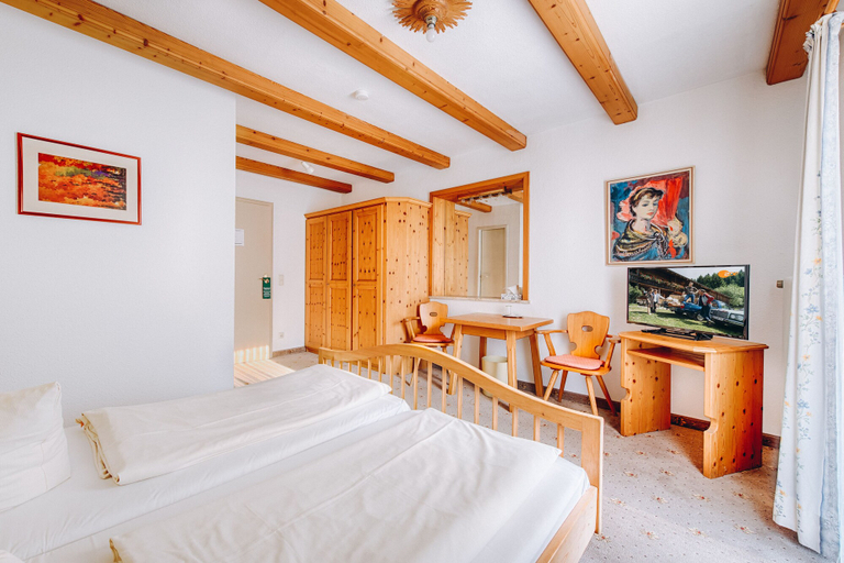 Bedroom 3, Hotel Garni Café Nuss, Garmisch-Partenkirchen