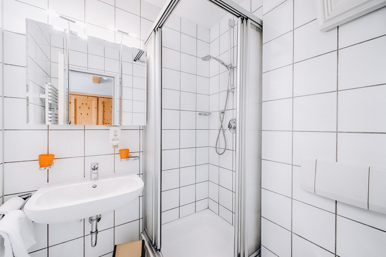 Bathroom 5, Hotel Garni Café Nuss, Garmisch-Partenkirchen