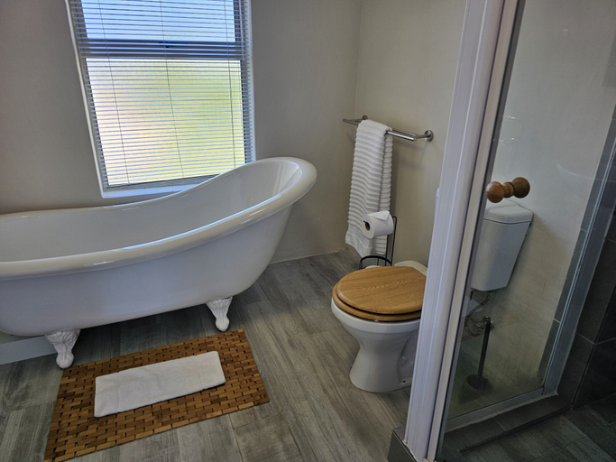 Bathroom 4, Dorphene 304 by CTHA, City of Cape Town