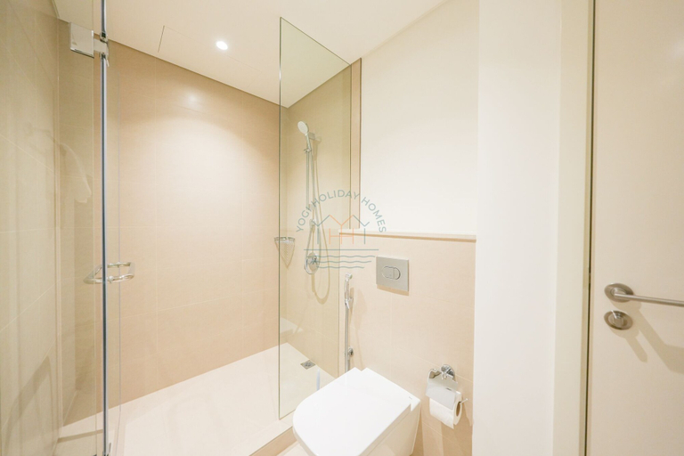Bathroom 4, Yogi - Modern 2BR Apartment with Stunning Dubai Fountain, Dubai