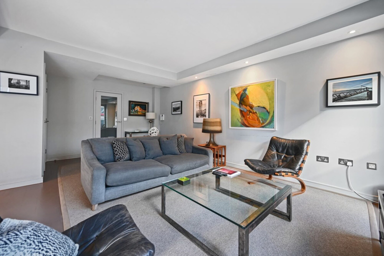 Others 2, Sleek 2BD Flat W/terrace - 2 Mins From Farringdon!, London