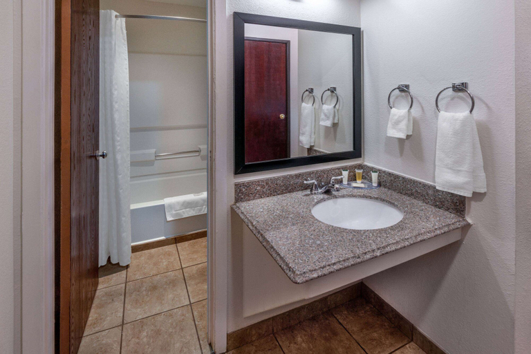 Bathroom 4, Super 8 by Wyndham Clayton, Union