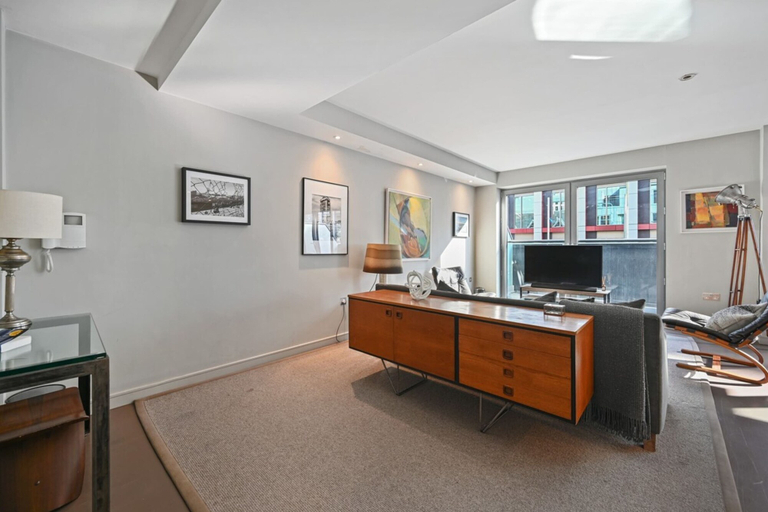 Others 5, Sleek 2BD Flat W/terrace - 2 Mins From Farringdon!, London