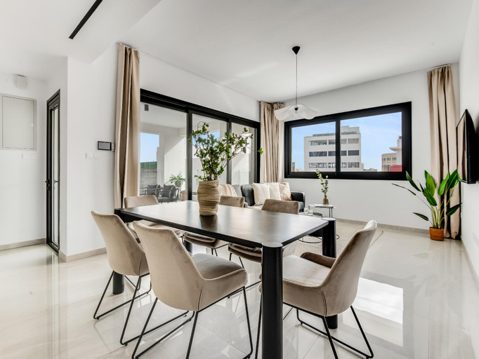 Others 4, Sanders Premier - Lovely 2 bdr. apt. with balcony