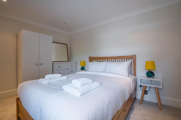 Others 3, Putney Perfection, London