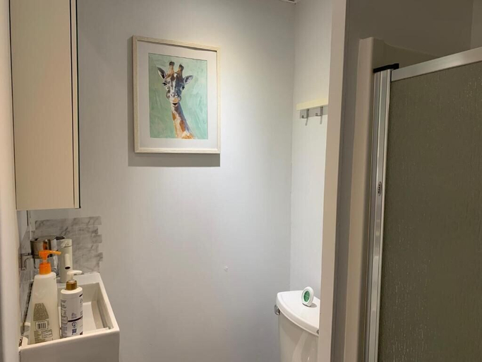 Bathroom 3, Winnipeg Holiday, Division No. 11
