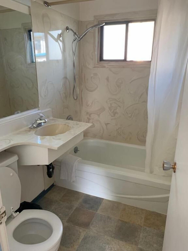 Bathroom 4, Swiss Sunset Inn, Okanagan-Similkameen
