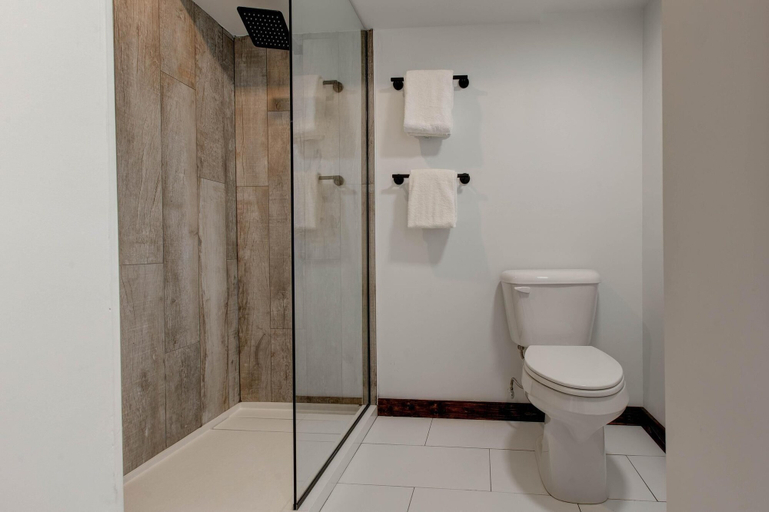 Bathroom 4, Hotel LEX, Trademark Collection by Wyndham, Fayette