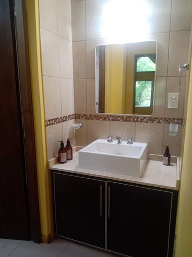 Bathroom 3, Mi Casa Tu Casa, Cushamen