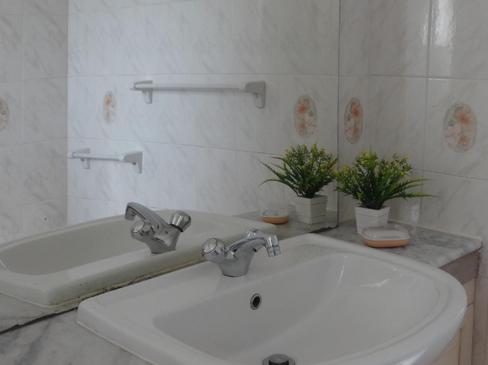 Bathroom, Rockwood Apartment, Thimbirigasyaya