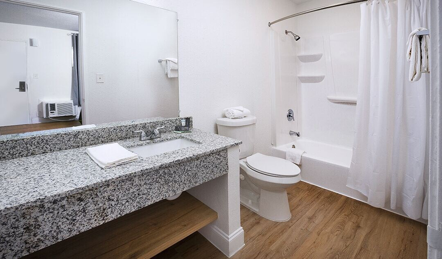 Bathroom 4, Weekly Inn, Duval
