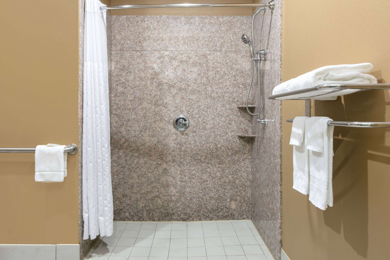 Bathroom 4, Super 8 by Wyndham Karnes City, Karnes