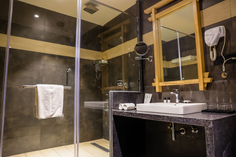 Bathroom 5, Ananta Spa & Resort Jaipur, Jaipur
