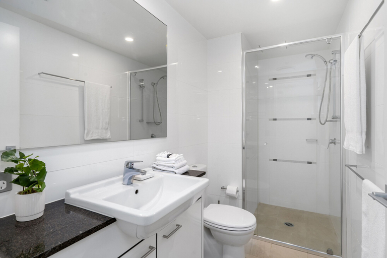 Bathroom 2, Sierra Grand - WOWSTAY, Gold Coast