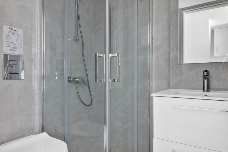 Bathroom, Phaedrus Living: Alkminis Seaview Suites Pantai