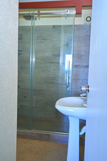 Bathroom, Tropical Sunset Beach Apartment Hotel
