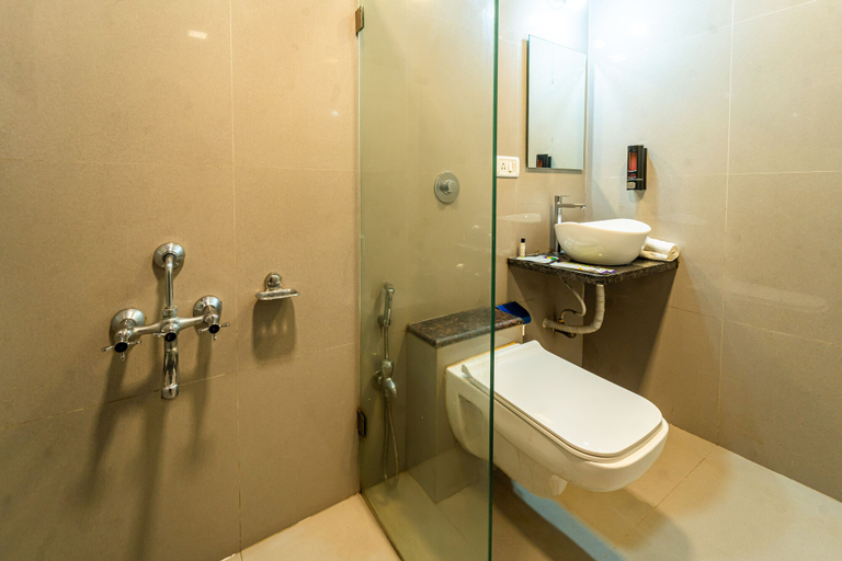 Bathroom 3, Itsy Hotels Anupam, Satara