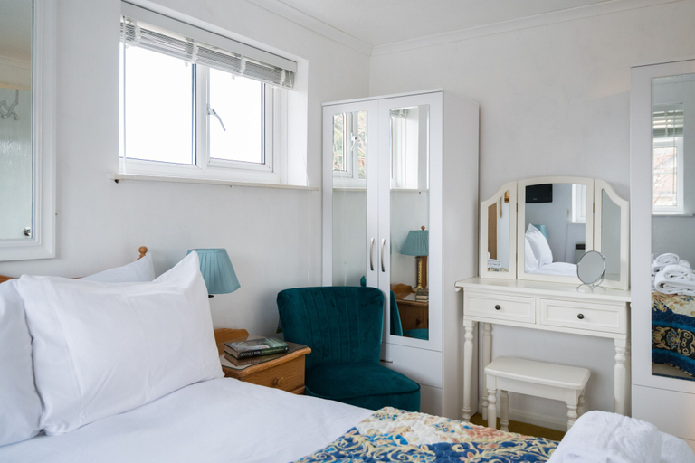 Bedroom 2, Mirrored Reflections, London
