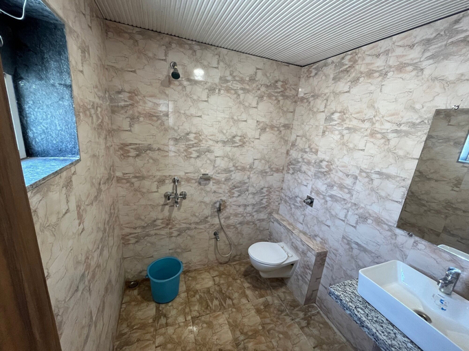 Bathroom 3, Hotel Pratap Heights, Ranchi