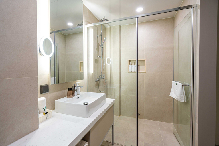 Bathroom 2, Hotel Vert, Jung