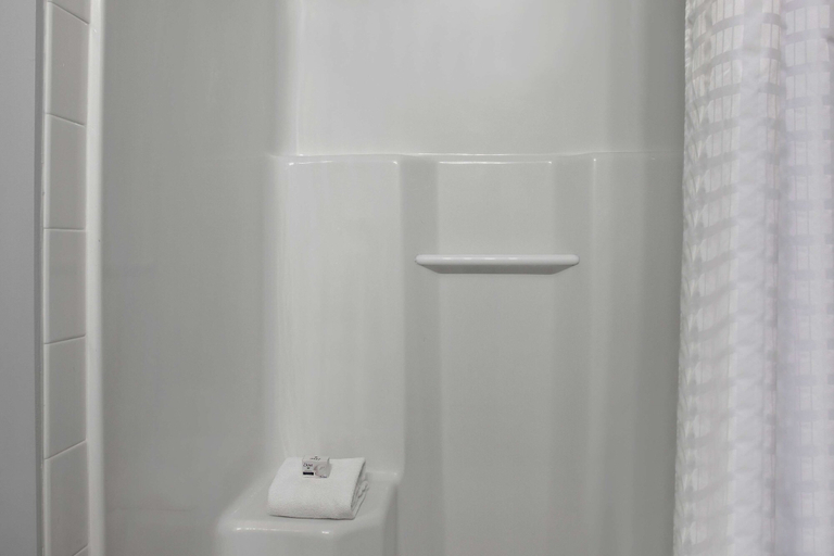 Bathroom 4, Days Inn by Wyndham Whitecourt, Division No. 13