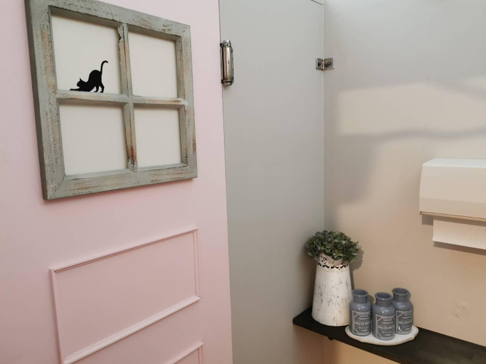 Bathroom 5, Pention Castile with a cat, Karuizawa