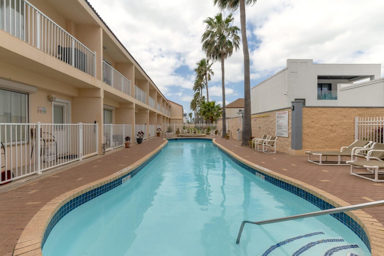 Sport & Beauty 4, 2-story Condo Next to Beach w/ Ocean Views!, Cameron