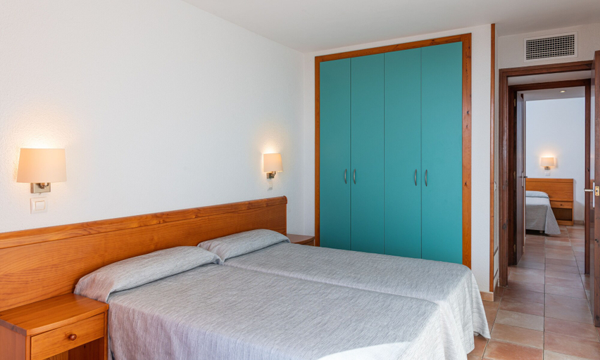 Bedroom, Albamar Apartaments, Girona
