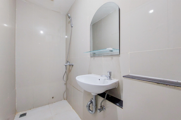 Bathroom 2, Restful And Modern 2Br Majestic Point Serpong Apartment, Tangerang