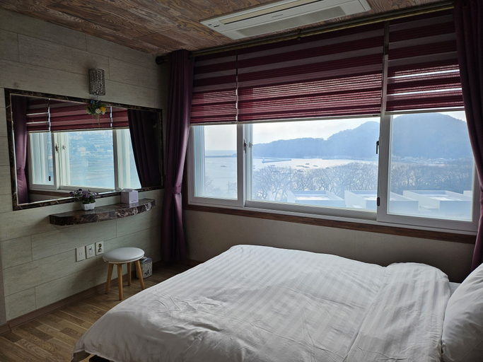 Bedroom 2, Namhae Oceanview Pension, Namhae
