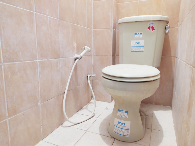 Bathroom 3, RedDoorz @ DeAmartaLoka Colomadu Solo, Solo
