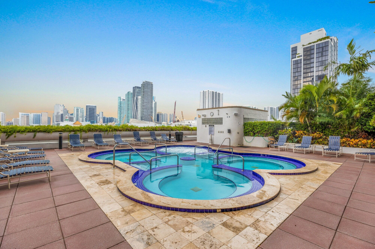 Sport & Beauty 3, Spacious One Bedroom Centrally Located, Miami-Dade