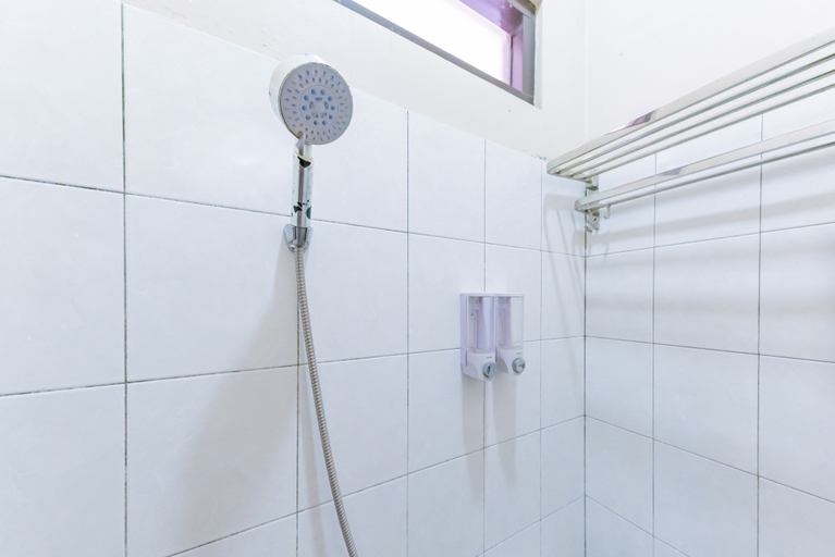 Bathroom 5, RedDoorz Syariah near Exit Toll Subang, Subang