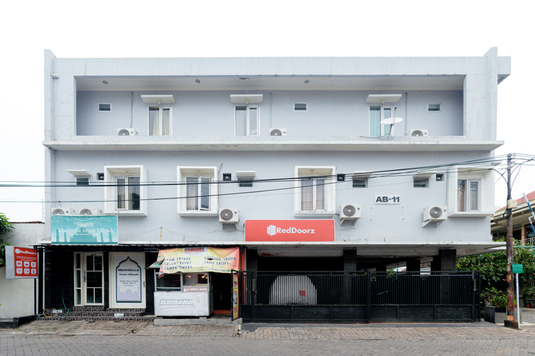 Exterior & Views 2, RedDoorz Syariah @ Delta Sari Aloha Waru, Surabaya