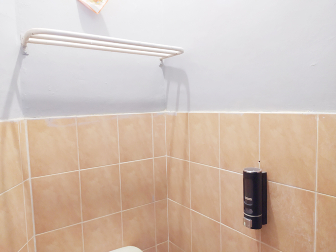 Bathroom 3, RedDoorz @ DeAmartaLoka Colomadu Solo, Solo