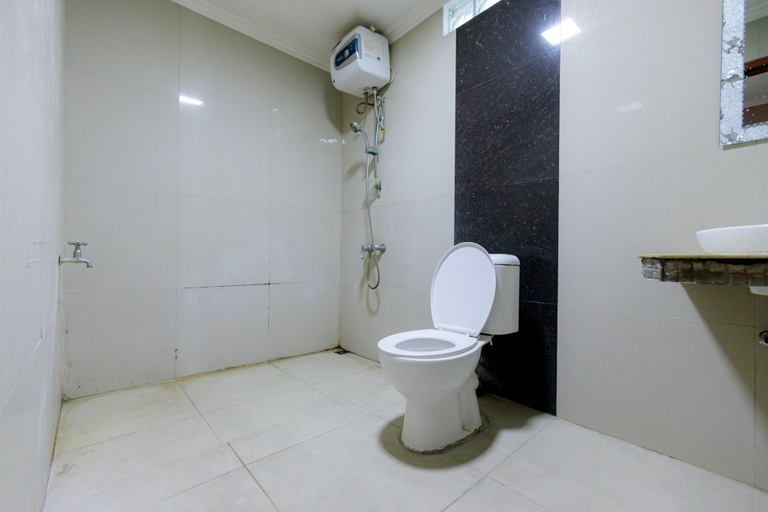 Bathroom 4, RedDoorz Syariah @ Delta Sari Aloha Waru, Surabaya