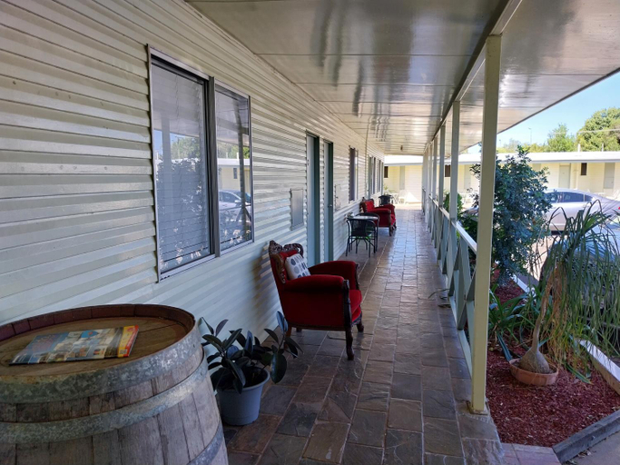 Others 4, Motel Blackall, Blackall