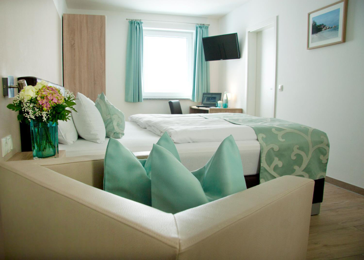 Bedroom 2, Hotel Claro Garni, Erding