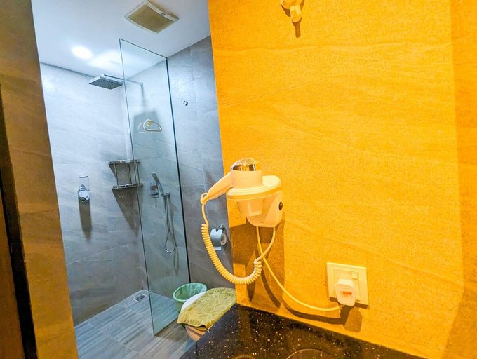 Bathroom 3, Lovina 18-11 at Harbourbay Residence, Batam