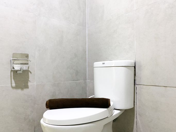 Bathroom 5, Simply Look Studio at 53th Floor Pollux Chadstone Apartment By Travelio, Cikarang