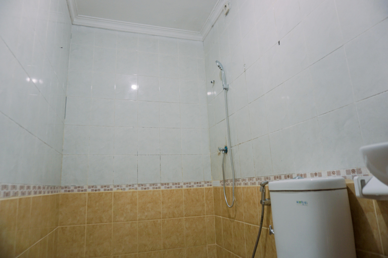 Bathroom 5, Comfortable and Modern 2BR at Grand Palace Kemayoran Apartment By Travelio, Jakarta Pusat