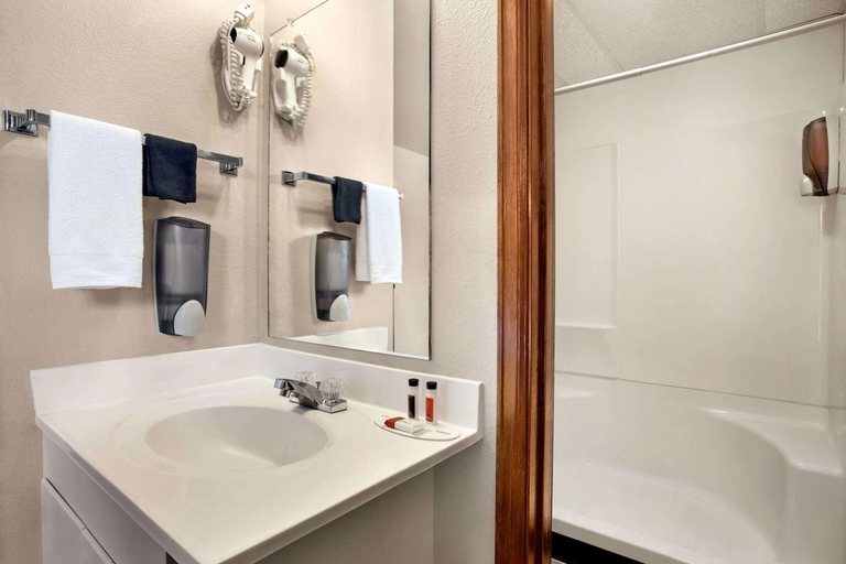 Bathroom 4, Oak Tree Inn Guernsey, Platte