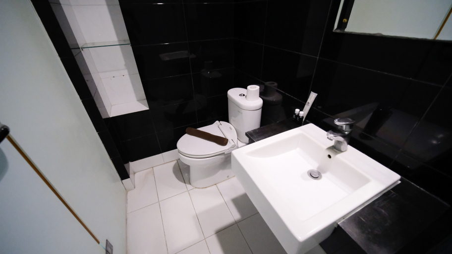 Bathroom 5, Best Choice and Homey Studio at The Square Apartment By Travelio, Surabaya