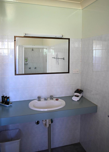Bathroom 2, Motel Blackall, Blackall