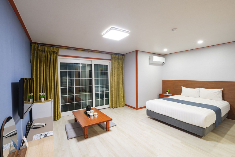 Bedroom 2, Sea Cliff Hotel Jeju, Jeju